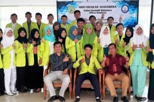 Pengurus BEM STIKKU periode 2015-2016 berfoto bersama dengan ketua STIKKU seusai pelantikan.